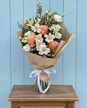 Букет цветов из:  Альстромерии, Лизиантусы, Розы и Хризантемы в Кавалерово